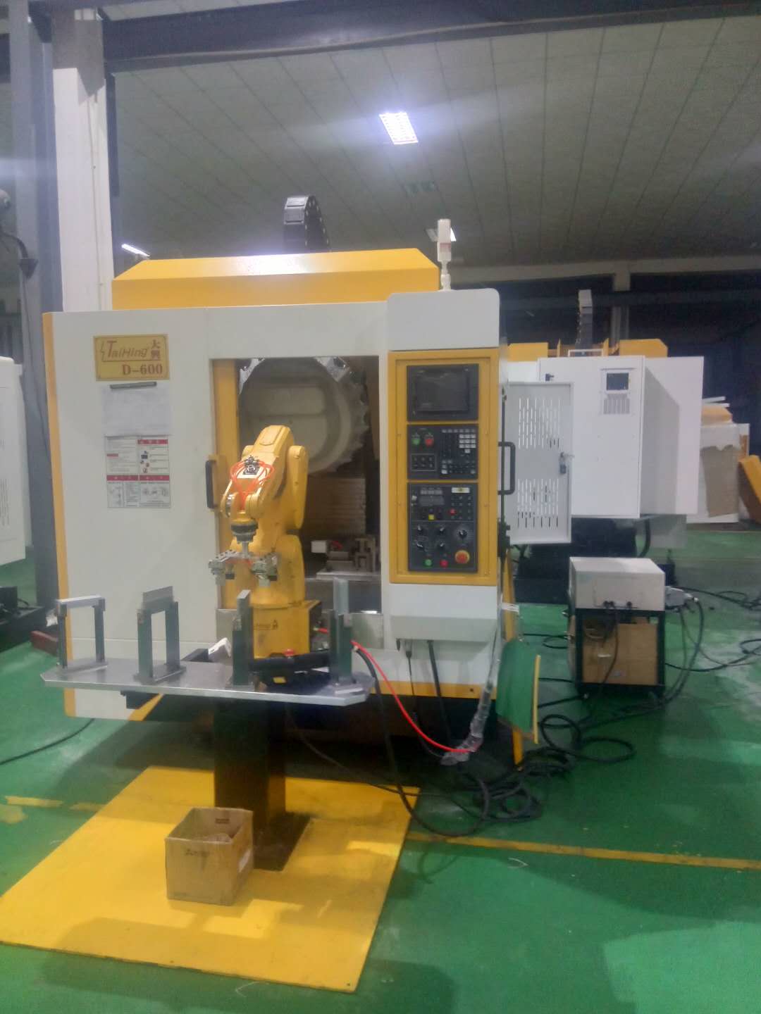 高速钻孔攻牙机D-600 (带机械手，全自动上下料）
